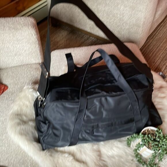 Like new black GAP duffel bag and travel toiletry travel bag - Picture 5 of 16